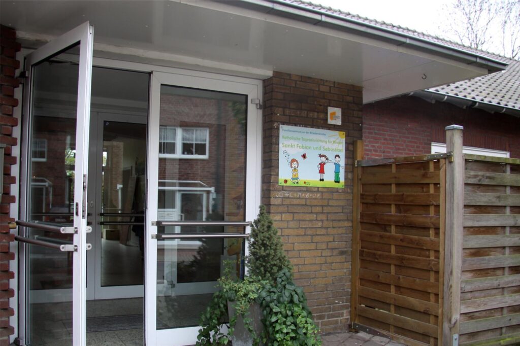 Die Kita St. Fabian und Sebastian (Foto) wäre neben der Kita St. Josef eine von zwei Kindertageseinrichtungen, die geschlossen würden, wenn die neue Sechsgruppen-Kita gebaut und eröffnet würde. Die Kita St. Fabian und Sebastian (Foto) wäre neben der Kita St. Josef eine von zwei Kindertageseinrichtungen, die geschlossen würden, wenn die neue Sechsgruppen-Kita gebaut und eröffnet würde.