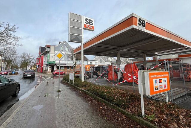 Die Tankstelle an der Holzwickeder Nordstraße ist Mitte Februar 2024 abgesperrt. Weil ein neues Dach montiert wird, ruht der Betrieb hier planmäßig für zwei Wochen.