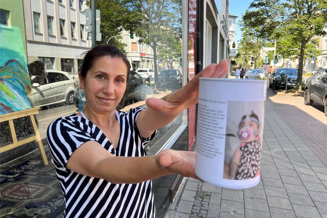 Hami Sepik steht draußen vor einem Laden und hält die Spendendose für das kranke Mädchen aus der Türkei in der Hand.