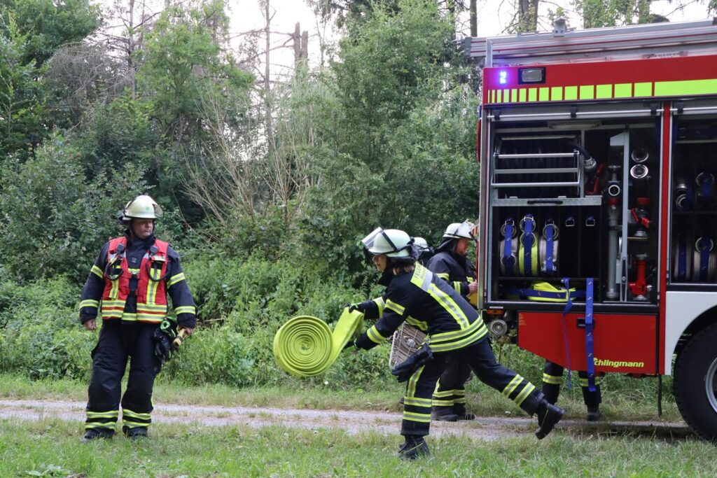Die Einsatzkleidung der Feuerwehr muss nicht nur schützen, ihre Träger müssen im Notfall damit auch beweglich sein.
