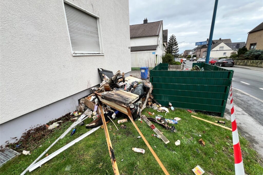 Verbrannte Möbel liegen vor einem Haus in Holzwickede am Landweg.