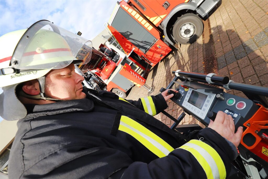 Feuerwehr-Sprecher Marco Schäfer bedient die Drehleiter der Holzwickeder Wehr.