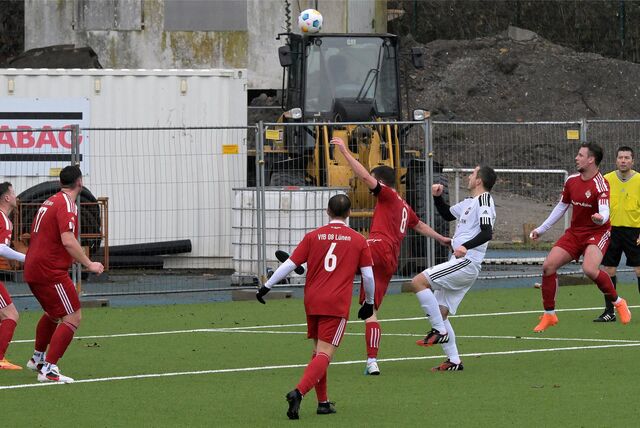 Spielszene aus dem Derby BV Brambauer gegen VfB Lünen, im Hintergrund Bauzaun, Container, Bagger und ein Erdhaufen.