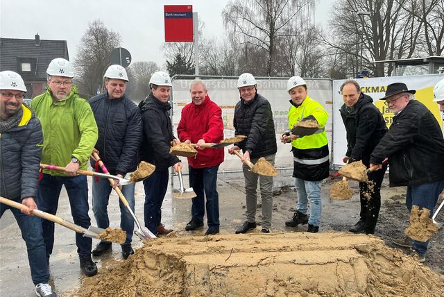 Zum ersten Spatenstich hatten sich die Vertreter von Stadt, Kreis und NWL versammelt. Unter anderem waren Bürgermeister Thomas Orlowski (4.v.r.), Bauleiter Joe Wiedwald (3.v.r.) und Jens Benner-Stöwer vom Fördermittelgeber NWL (2.v.r.) vertreten.