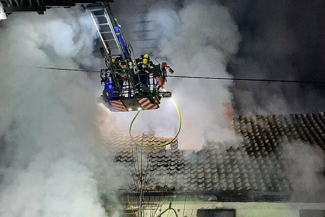 Die Unnaer Feuerwehr hat am 10.02. in Unna am Massener Hellweg ein brennendes Wohnhaus gelöscht.