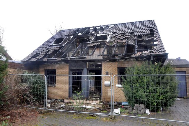 Am Föhrenweg in Schwerte-Westhofen steht ein abgebranntes Haus. Es ist von einem Bauzaun umgeben.