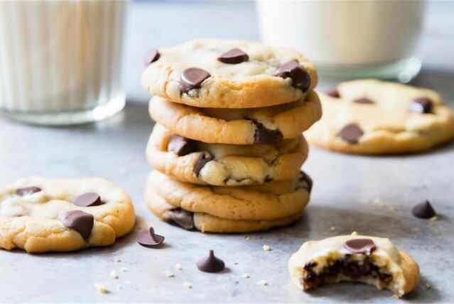 Ein Stapel helle Cookies mit Schokoladen-Stückchen auf einem Tisch.