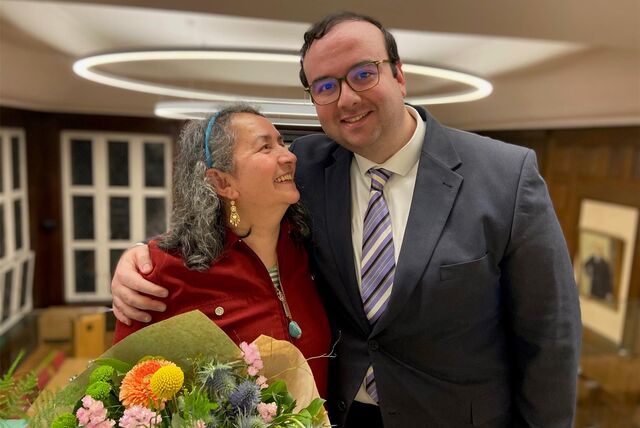 Der neue Erste Beigeordnete der Stadt Schwerte, Kenan Yildiz, mit seiner Mutter Cevahir Yildiz.