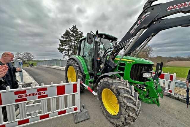 Ein Traktor fährt in Unna über die neu gebaute Brücke an der Kessebürener Landwehr. Sie wurde am Freitag (16.02.) für den Verkehr freigegeben.