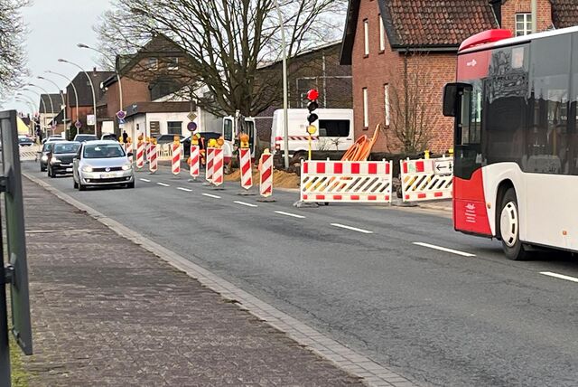 An der B236 in Bork werden derzeit Glasfaserkabel verlegt. Das sorgt für zeitweise Einschränkungen des Verkehrs.