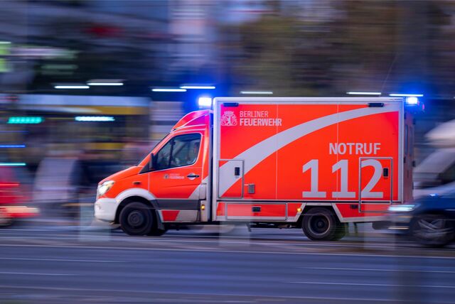 Ein Rettungswagen fährt zum Einsatz.