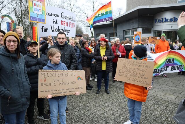 Bei einer Demonstration auf dem Katharinenplatz in Ascheberg wollten viele Demonstranten Position gegen Rassismus beziehen.