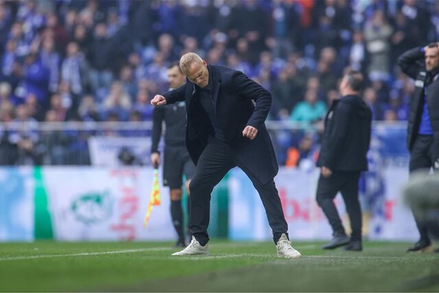 17.02.2024, Fussball, 2. Bundesliga, 22. Spieltag, Saison 2023/2024, FC Schalke 04 – SV Wehen Wiesbaden, Cheftrainer Karel Geraerts (FC Schalke 04) jubelt.


Foto: Tim Rehbein/RHR-FOTO