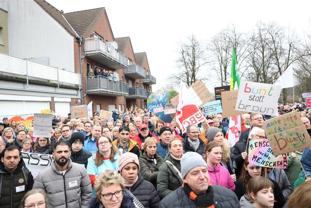 Viele Menschen aus Ascheberg, Herbern und Davensberg hatten sich auf dem Katharinenplatz versammelt und Plakate mit Botschaften wie „bunt statt braun“ mitgebracht.