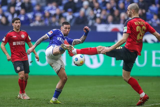 17.02.2024, Fussball, 2. Bundesliga, 22. Spieltag, Saison 2023/2024, FC Schalke 04 – SV Wehen Wiesbaden, v. l. Darko Churlinov (FC Schalke 04) wird von Aleksandar Vukotic (Wehen Wiesbaden) gefoult – Elfmeter.


Foto: Tim Rehbein/RHR-FOTO