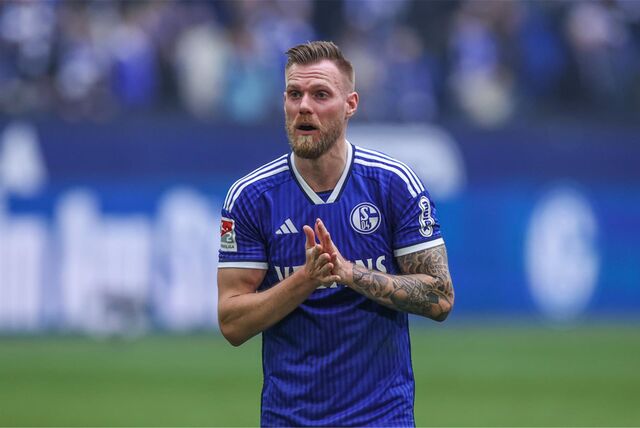 17.02.2024, Fussball, 2. Bundesliga, 22. Spieltag, Saison 2023/2024, FC Schalke 04 – SV Wehen Wiesbaden, Tomas Kalas (FC Schalke 04) hat Tränen in den Augen.


Foto: Tim Rehbein/RHR-FOTO