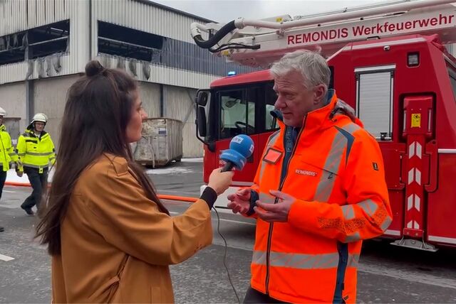 Eine Reporterin von den Ruhr Nachrichten interviewt den Remondis-Sprecher Michael Schneider in Lünen.