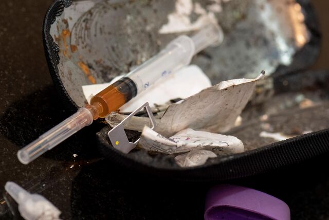 Sein „Spritzbesteck“ mit einer bereits aufgezogenen Heroinspritze hat sich ein Junkie im Druckraum der integrativen Drogenhilfe bereit gelegt.