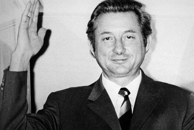 Theo Albrecht (1922 – 2010) im Dezember 1971 nach seiner Entführung: Er wirkt gelöst, doch tatsächlich wird ihn das Martyrium für den Rest seines Lebens begleiten.