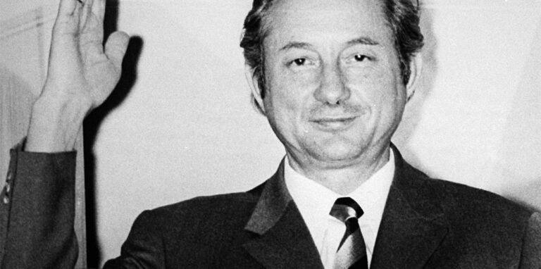 Theo Albrecht (1922 – 2010) im Dezember 1971 nach seiner Entführung: Er wirkt gelöst, doch tatsächlich wird ihn das Martyrium für den Rest seines Lebens begleiten.