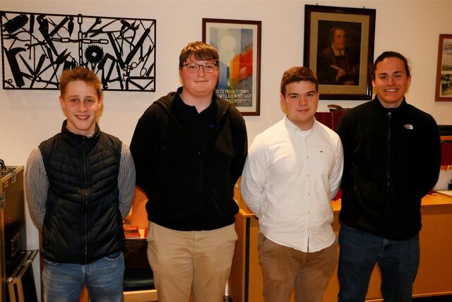 Das „Jungmännerforum“ – hier stellvertretend (v.l.n.r.) Finn Haalboom (17), Simon Golda (18), Mike Heckmann (17) und Thorge Grass (17) – möchte im Rahmen einer Feier weitere Mitstreiter für ihr soziales Engagement gewinnen. Aus dem Bürgerhaushalt gibt es dafür einen Zuschuss.