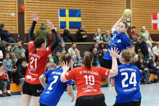 Jona Krollmann trifft hier zum zwischenzeitlichen 16:12 gegen den HC TuRa Bergkamen. Der Königsborner SV gewann auch das jüngste Duell mit 27:20.