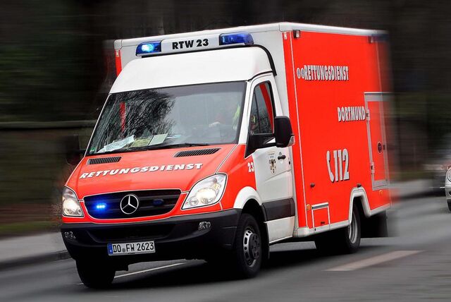 Ein Rettungswagen des Rettungsdienstes Dortmund fährt über eine Straße.