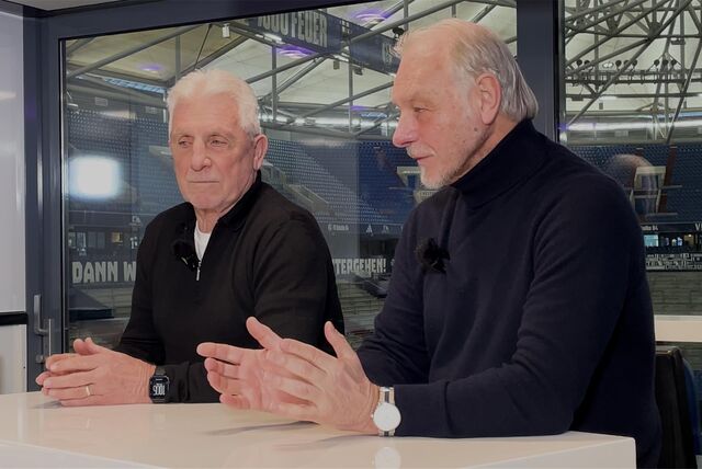 Die Fußball-Legenden Klaus Fischer und Rüdiger Abramczik sprechen im Legenden-Talk  über das Spiel des FC Schalke 04 gegen Wehen Wiesbaden.
