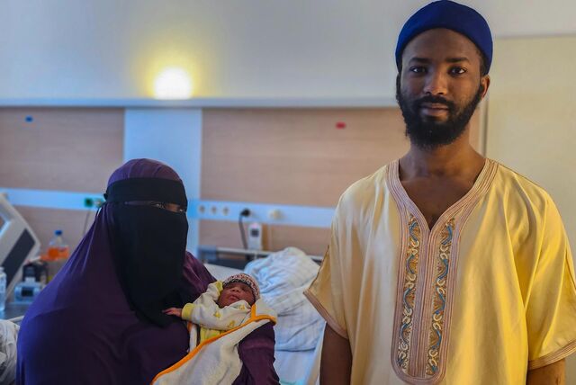 Mutter Layla Mohammed und Vater Bassam Mohammed Zainudeen sind froh, ihren Sohn wohlbehalten im Arm zu halten.