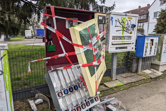 Nach einer Sprengung sind die Überreste eines Zigarettenautomaten mit Polizei-Flatterband abgesperrt.