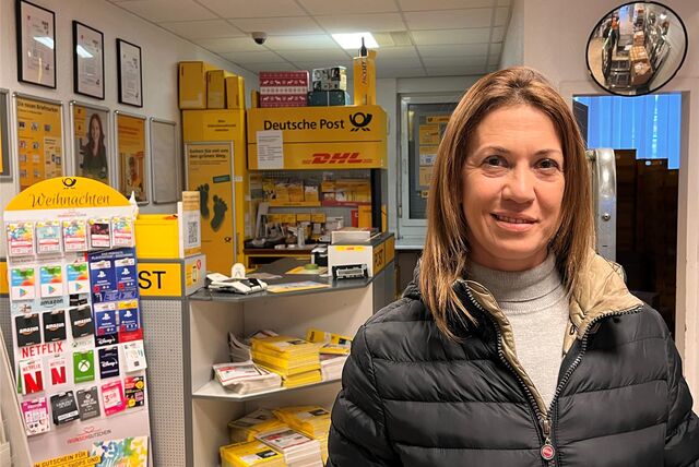 Daniela Wissmann steht in ihrer künftigen Postfiliale. Sie plant die Neueröffnung am Markt Königsborn.