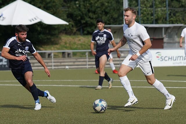 Leon Lukas treibt den Ball voran.