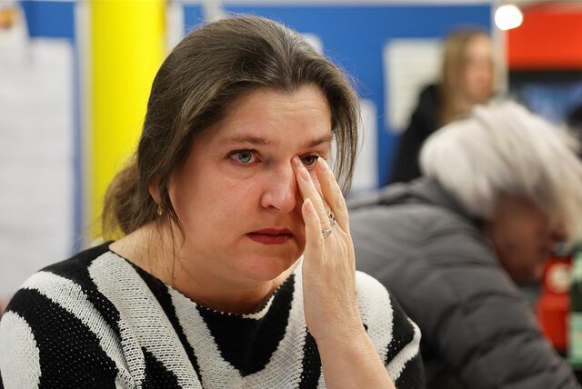 Larisa Tabakova wischt sich Tränen aus den Augen.