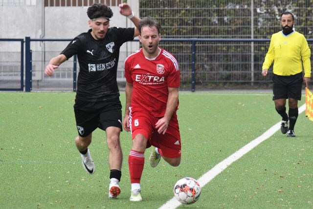 Benjamin Teichmöller ärgert sich über einen Ball, der ins Seitenaus geht.