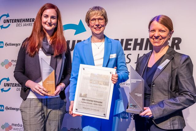 Der Preis „Unternehmer des Jahres“ ist bei seiner Premiere durchweg weiblich: Silke Krischer (Kaufhaus Schnückel, M.) ist Unternehmerin des Jahres, Simone Lategahn (Milchhof Mühlhausen, l.) gewann den Sonderpreis, und Annika Bremerich (Superlöwe) den Innovationspreis.