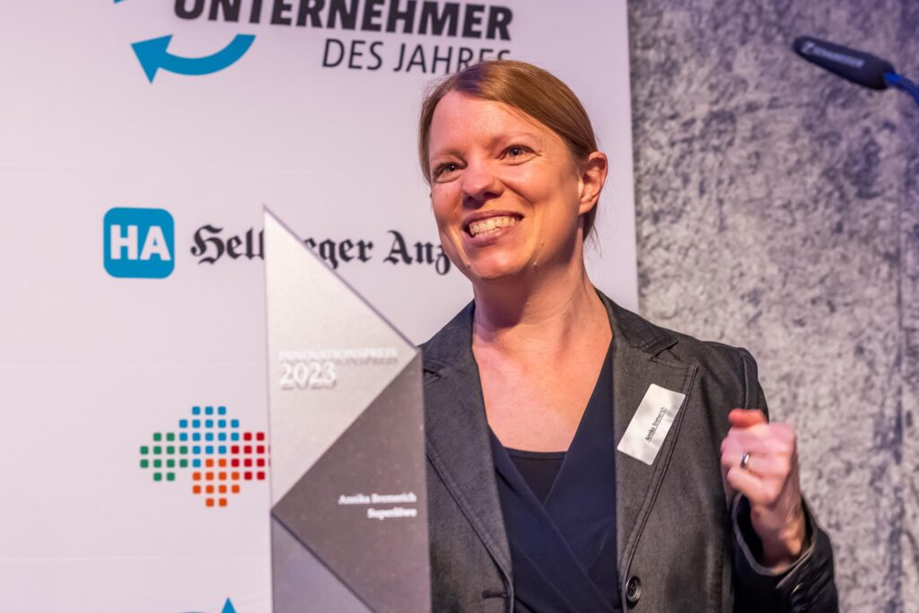 Superlöwen-Erfinderin Annika Bremerich freut sich sichtlich über den Preis. Superlöwen-Erfinderin Annika Bremerich freut sich sichtlich über den Preis.