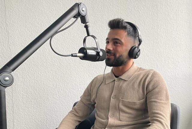 Youssef Yesilmen spricht in ein Mikrofon