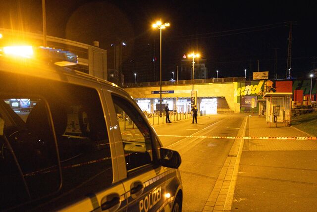 Ein Polizeiwagen und Polizeibeamte während eines Einsatzes am Dortmunder Hauptbahnhof.