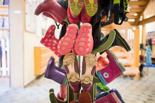 Gummistiefel für Kinder stehen in einer Kindertagesstätte.