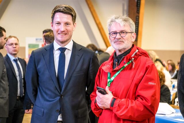 AfD Landesparteitag 2024 in Marl: Der wiedergewählte Landesvorsitzende Dr. Martin Vincentz (l) im Gespräch mit MZ-Redakteur Dr. Thomas Brysch.