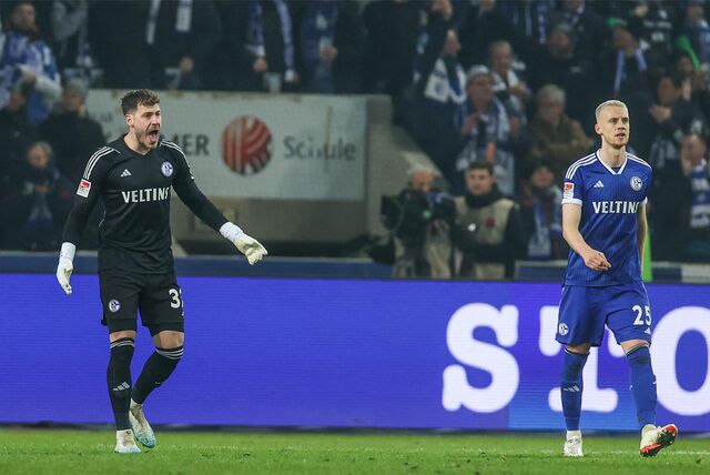 Schalkes Torhüter Marius Müller, Verteidiger Timo Baumgartl