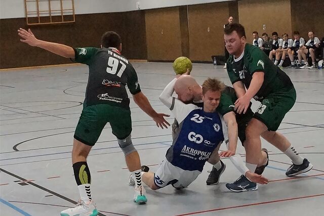 Patrick Plottek (M.) udn der TuS Westfalia Kamen haben das Match gegen den TV Beckum gewonnen.