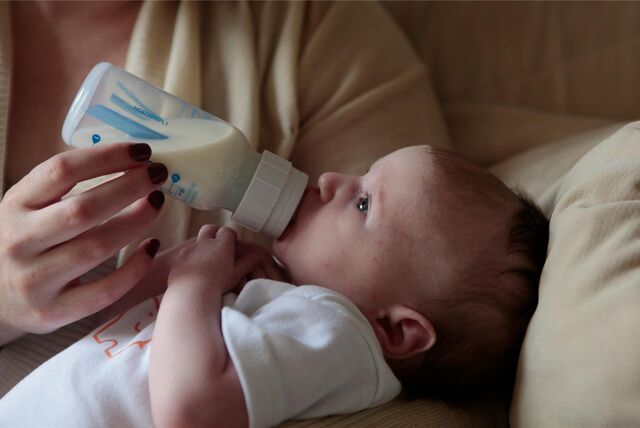 Nicht alle Mütter können oder wollen ihr Baby stillen. Das kann schnell zu gehässigen Kommentaren führen.