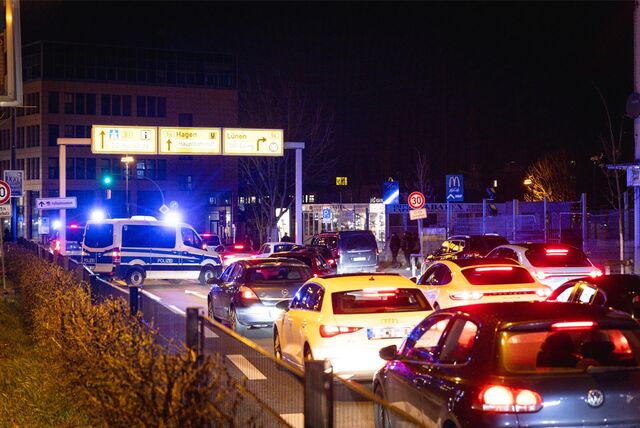 Die Polizei sperrt den Dortmunder Wall und leitet den Verkehr ab, es bildet sich ein Stau.