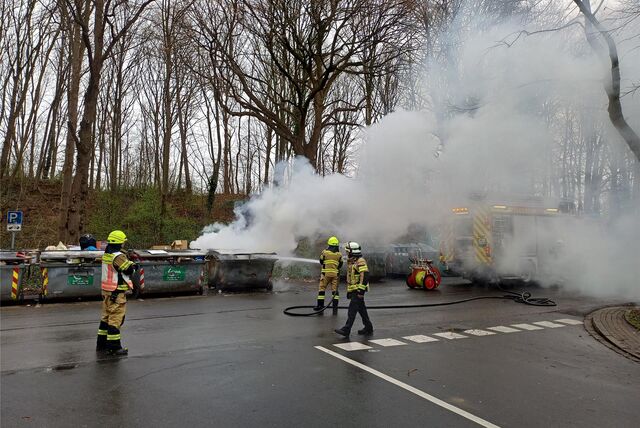 Ein Feuerwehrwagen mit Blaulicht.