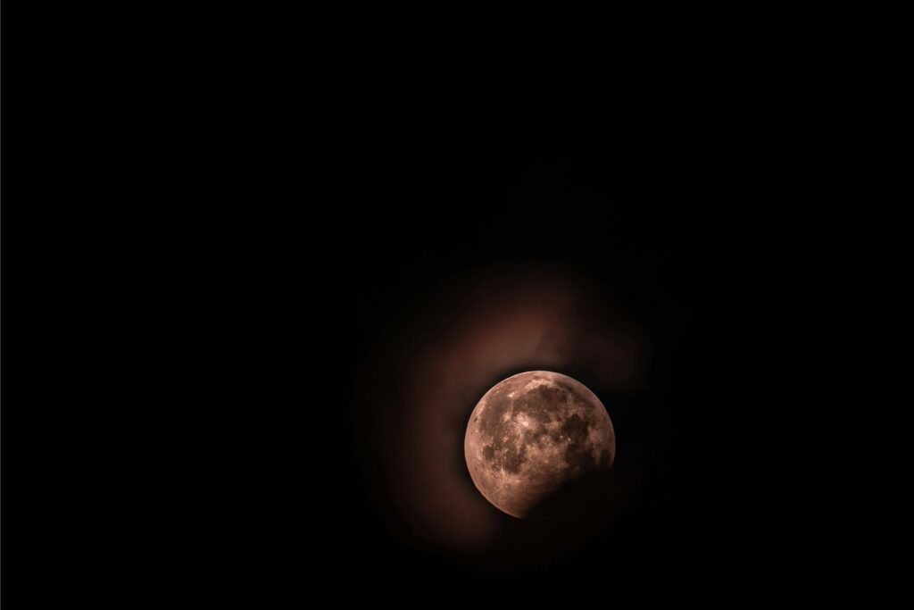 Mond vor schwarzem Nachthimmel