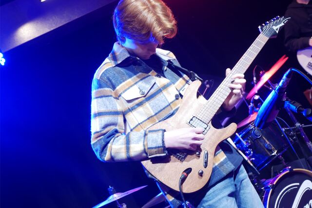 Ein Jugendlicher spielt E-Gitarre