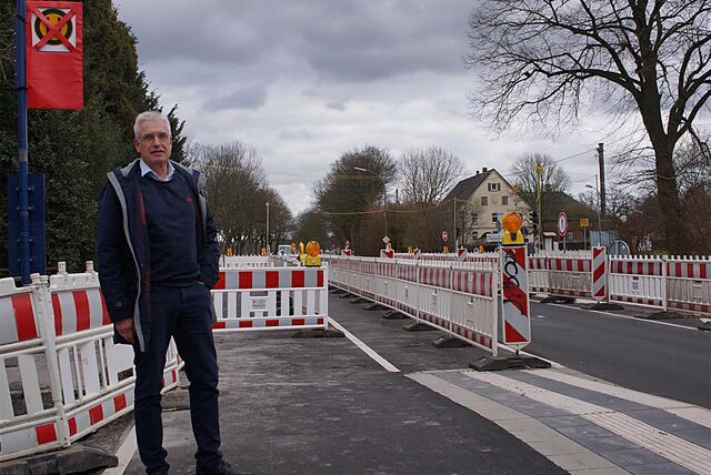 Ein Anwohner vor Absperrbaken an der Westicker Straße in Kamen.
