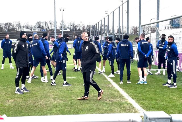 Die Mannschaft des S04 kam heute nur kurz auf das Trainingsgelände. Im Vorfeld gab es im Spielerzentrum eine Aussprache.