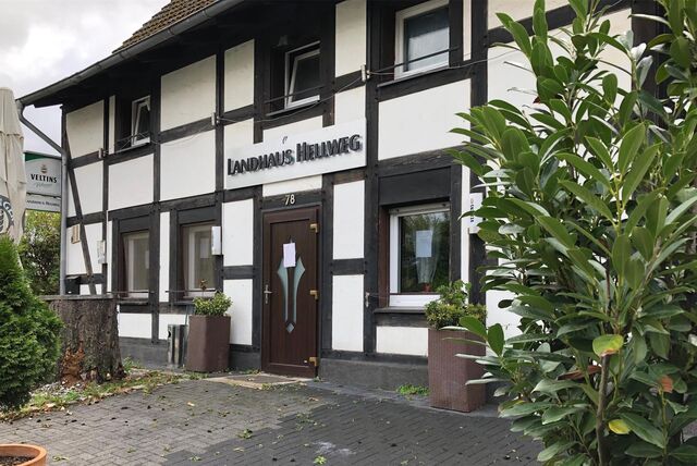 Eine Montage, die links das alte Landhaus am Hellweg und rechts Kay Fräder zeiht, der in das alte Landhaus mit einem Burger-Restaurant einziehen möchte.